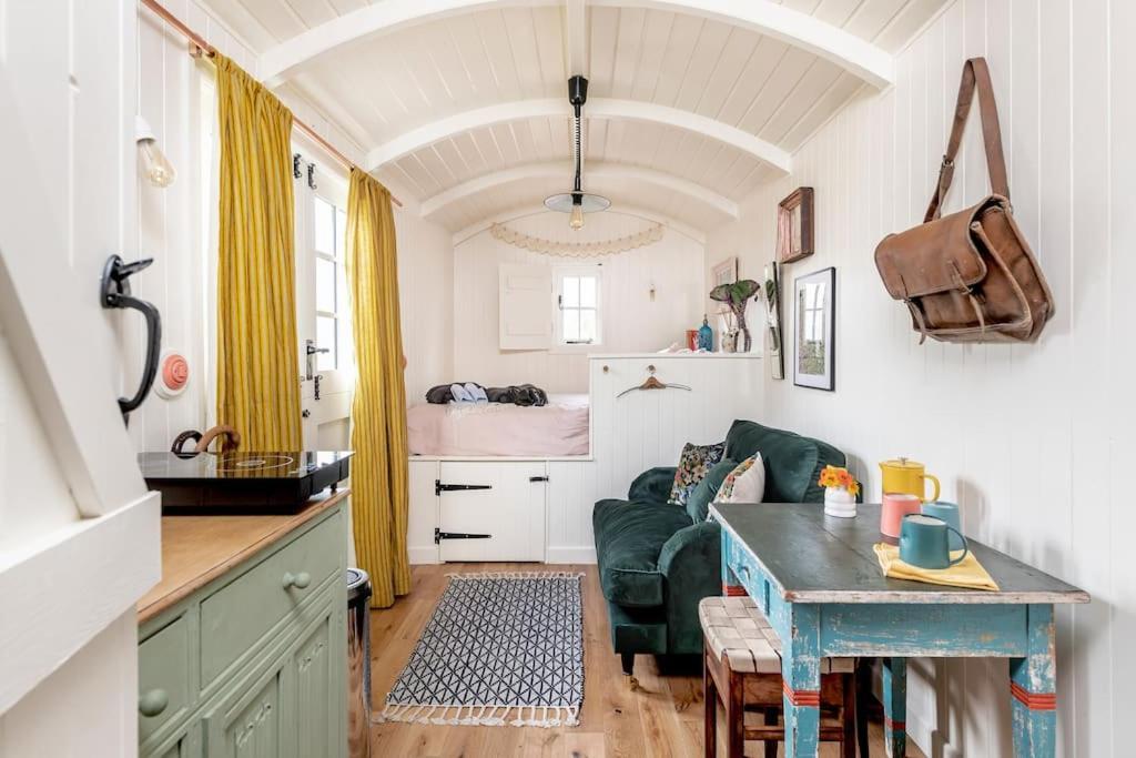 Luxury tent The Rumple Hut Wingfield (Wiltshire)