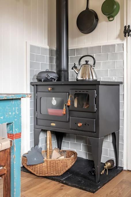 The Rumple Hut * Wingfield (Wiltshire)