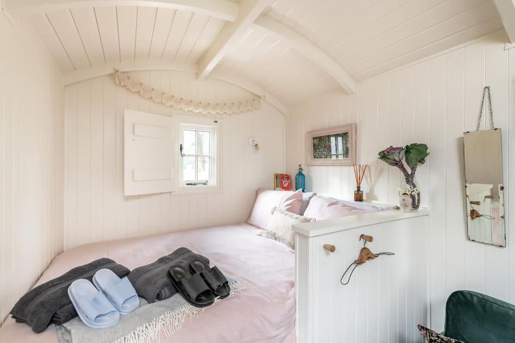 The Rumple Hut * Wingfield (Wiltshire)